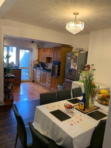 uma cozinha e sala de jantar com mesa e cadeiras em Adam Guest House em Leicester