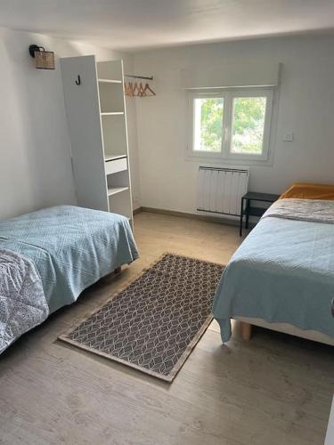 - une chambre avec un lit, une échelle et un tapis dans l'établissement Maison de village au pied du Luberon., à Peypin-dʼAigues