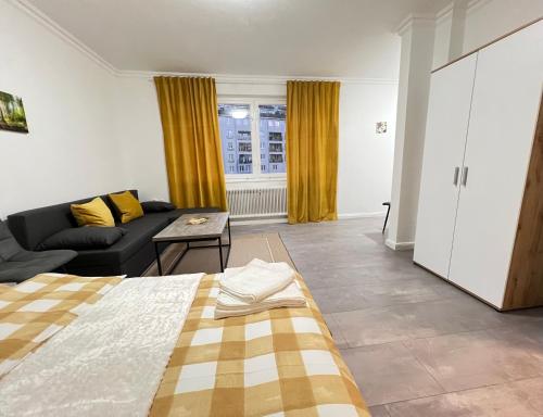 een woonkamer met een bed en een bank bij Wohnung in Schlachthausgasse in Wenen
