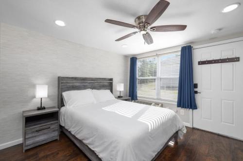 Postel nebo postele na pokoji v ubytování Downtown Kimmswick Room~Renovated~Prime Location