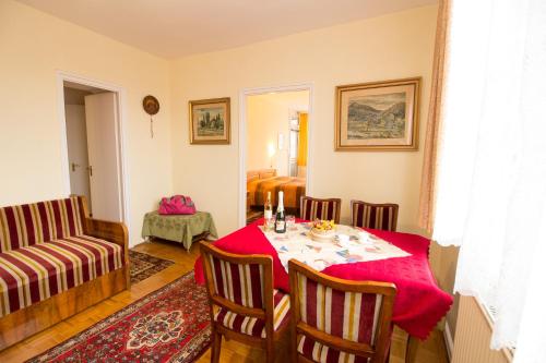 un comedor con una mesa con una manta roja. en Charming Apartment, en Budapest