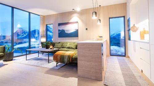 un soggiorno con divano e tavolo di New luxury cabin near Henningsvær Lofoten a Kleppstad