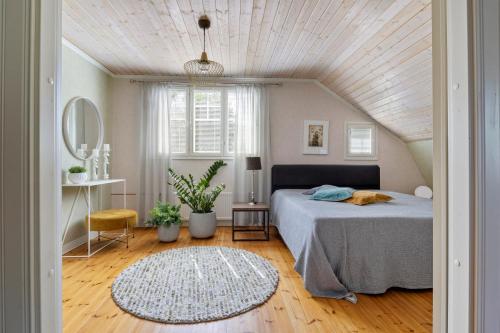 1 dormitorio con cama y techo de madera en Villa Kasukkala, en Lappeenranta