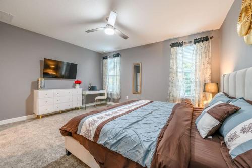 Ένα ή περισσότερα κρεβάτια σε δωμάτιο στο Close to Disney & Other Theme Parks,Private Heated PoolSpa, BBQ & Game Rm