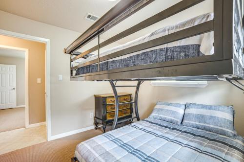 een slaapkamer met 2 stapelbedden in een kamer bij Lakefront Livingston Retreat with Dock and Fire Pit! in Blanchard