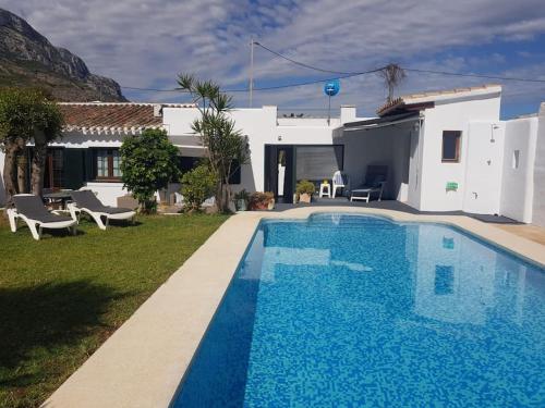Villa con piscina frente a una casa en Casa Montgó en Denia VT472196A, en Denia