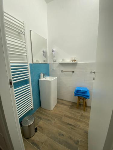 カザーレ・モンフェッラートにあるLa casa nel Vicolo Camera 1の白いバスルーム(シンク、鏡付)