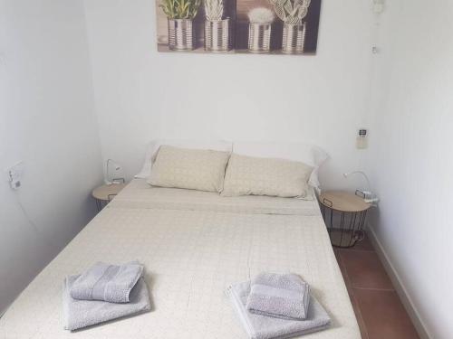 1 cama con 2 almohadas en una habitación en Casa Montgó en Denia VT472196A, en Denia