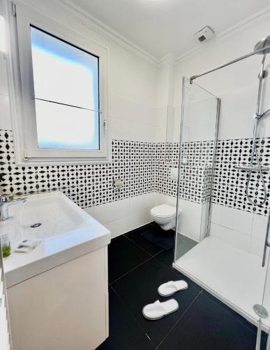 une salle de bain avec une douche, un lavabo et des toilettes dans l'établissement Maison Disney Paris 7 pers Jardin Privé JO24, à Vaires-sur-Marne