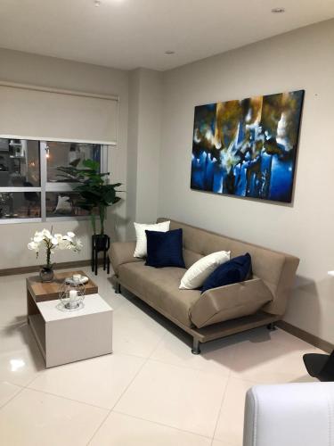 sala de estar con sofá y mesa en PACIFIC PLAZA, en Guayaquil