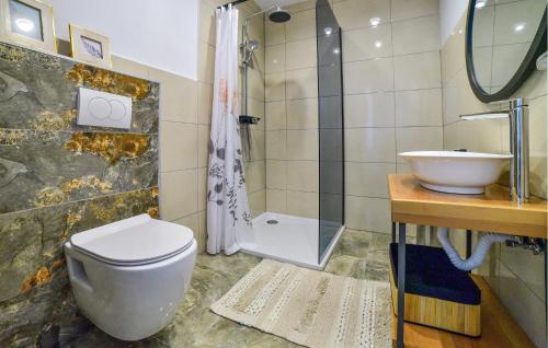 a bathroom with a toilet and a sink and a shower at Stunning Home In Ruda With House A Panoramic View in Ruda