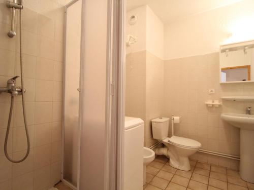 une salle de bain blanche avec des toilettes et un lavabo dans l'établissement Studio 5 pers accès direct pistes avec wifi et lave-vaisselle Termignon - FR-1-508-250, à Termignon