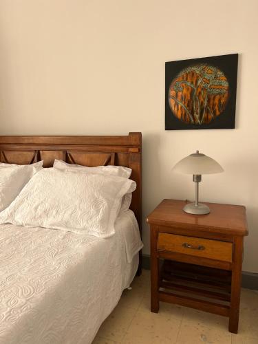 a bedroom with a bed and a table with a lamp at HOTEL ARMENIA CENTRO , Tenemos AGUA CALIENTE , Gracias in Armenia