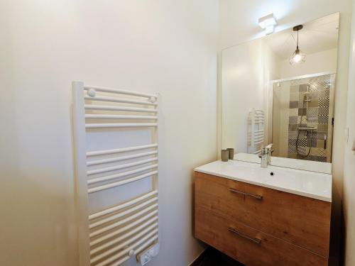 une salle de bain avec un lavabo et un miroir dans l'établissement Gîte de charme avec jacuzzi privé près des Châteaux de la Loire et du Zoo de Beauval - FR-1-591-565, à Villentrois