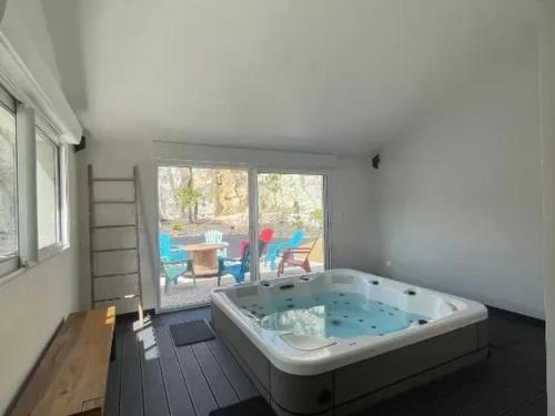 Cette chambre dispose d'une grande baignoire et d'une terrasse. dans l'établissement Gîtes de charme avec jacuzzi, piscine chauffée, et activités familiales près du Zoo de Beauval et des Châteaux - FR-1-591-566, à Villentrois