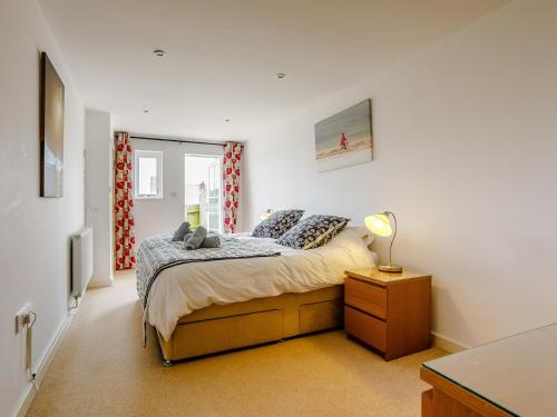 sypialnia z łóżkiem z nocnym stolikiem i stołem w obiekcie 3 bed property in Appledore Devon ESTVW w mieście Appledore