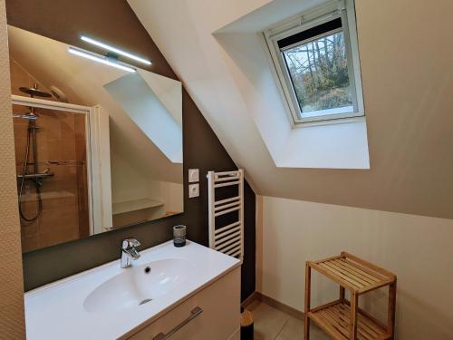 une salle de bain avec un lavabo et un miroir dans l'établissement Gîte rénové avec piscine chauffée près de Beauval, 10 pers., terrain de sport et nature. - FR-1-591-568, à Villentrois