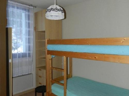 Ένα ή περισσότερα κρεβάτια σε δωμάτιο στο Studio cabine proche pistes avec balcon, ascenseur et casier à skis - FR-1-557A-55