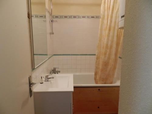 Ένα μπάνιο στο Studio cabine proche pistes avec balcon, ascenseur et casier à skis - FR-1-557A-55