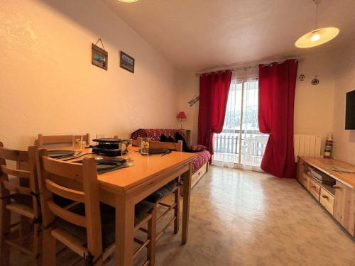 - un salon avec une table à manger et un canapé dans l'établissement Appartement lumineux, proche des pistes et commerces, 4 personnes - SuperDévoluy - FR-1-525-286, à Saint-Étienne-en-Dévoluy
