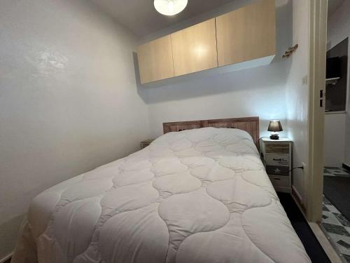 une chambre avec un lit dans une pièce dans l'établissement Appartement lumineux, proche des pistes et commerces, 4 personnes - SuperDévoluy - FR-1-525-286, à Saint-Étienne-en-Dévoluy