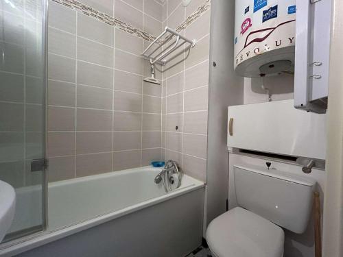 une salle de bain avec toilettes, baignoire et lavabo dans l'établissement Appartement lumineux, proche des pistes et commerces, 4 personnes - SuperDévoluy - FR-1-525-286, à Saint-Étienne-en-Dévoluy