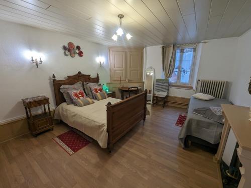 Schlafzimmer mit einem Bett, einem Tisch und einem Fenster in der Unterkunft Gîte Bourmont-entre-Meuse-et-Mouzon-Bourmont, 4 pièces, 6 personnes - FR-1-611-96 in Bourmont