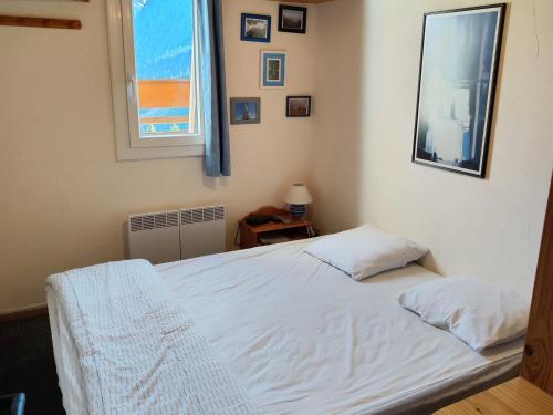 Ένα ή περισσότερα κρεβάτια σε δωμάτιο στο Appart 2 Pièces Cabine, 200m Pistes, 6 pers, Balcon - FR-1-557A-53