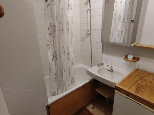 Ένα μπάνιο στο Appart 2 Pièces Cabine, 200m Pistes, 6 pers, Balcon - FR-1-557A-53