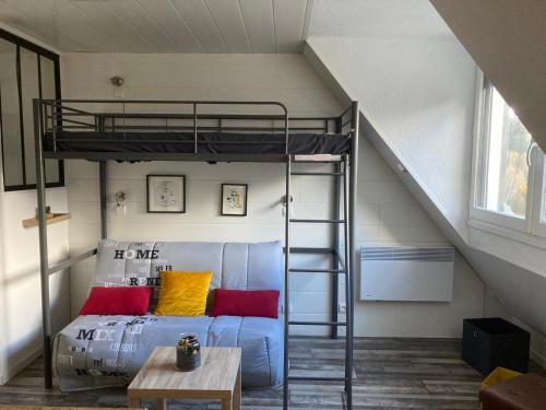 Cette chambre dispose de lits superposés et d'un canapé. dans l'établissement Studio cosy près des pistes, 3 pers, Le Pleynet - FR-1-557A-54, à La Ferrière