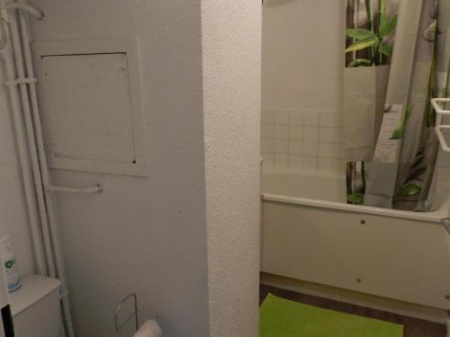 une salle de bain avec un lavabo et une baignoire dans l'établissement Studio cosy près des pistes, 3 pers, Le Pleynet - FR-1-557A-54, à La Ferrière