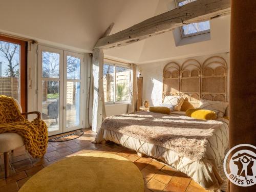 A bed or beds in a room at Gîte Ombrée d'Anjou, 2 pièces, 2 personnes - FR-1-622-72