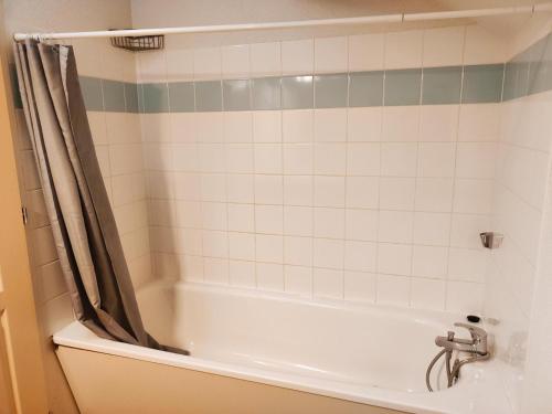德沃吕伊Chalet 3 pièces, La Joue du Loup, 8 pers, terrasse, parking - FR-1-504-679的带浴缸和浴帘的浴室