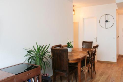 une salle à manger avec une table et des chaises en bois dans l'établissement Bright nest - view on the top of the Eiffel Tower, à Paris