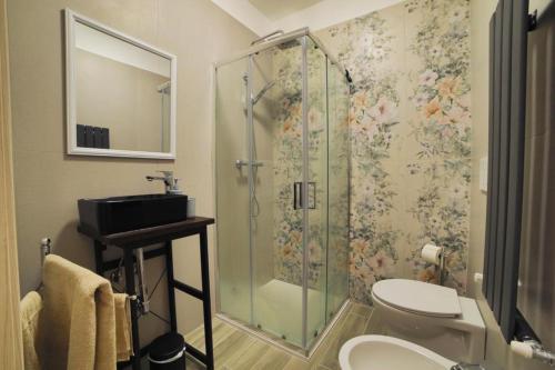ein Bad mit einer Dusche, einem WC und einem Waschbecken in der Unterkunft P88 guesthouse in Rom