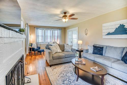 Ein Sitzbereich in der Unterkunft Charming Smithfield House Walk to Downtown!