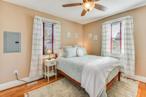 Ein Bett oder Betten in einem Zimmer der Unterkunft Charming Smithfield House Walk to Downtown!