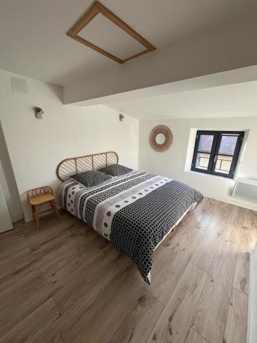 une chambre avec un lit avec une couverture noire et blanche dans l'établissement La Maison du Roi Arthur, à Carcassonne