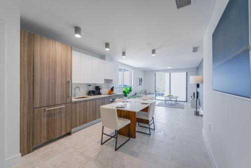 a kitchen and dining room with a table and chairs at Prime location: Luxury Condo at brickell in Miami
