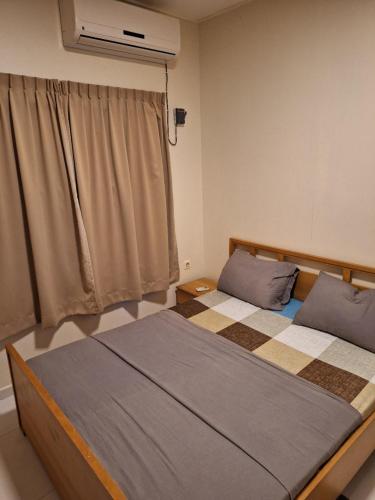 sypialnia z 2 łóżkami i oknem w obiekcie Grapefruitstraat w mieście Paramaribo