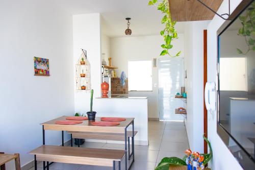 uma cozinha com uma mesa e uma pequena mesa e cadeiras em Vila Girassol em Aracaju