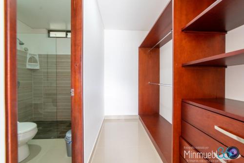 ein Bad mit einer Dusche und einem WC in der Unterkunft Apartamento Hacienda San Rafael in Nilo