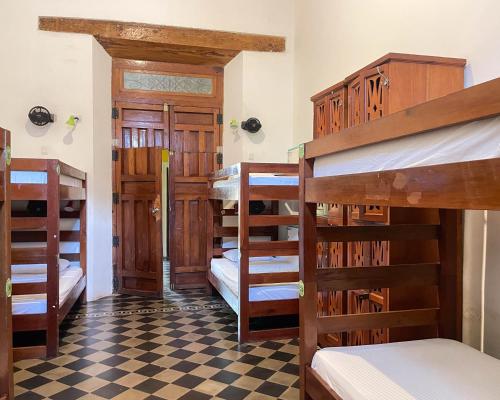 Una cama o camas en una habitación de Oasis Hostel