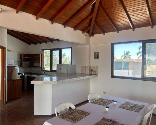eine Küche mit einem Tisch und Stühlen im Zimmer in der Unterkunft Hotel Isla del descanso in Puerto Villamil