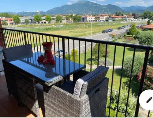 a blue table with a vase on a balcony at Stupendo appartamento in Mozzo