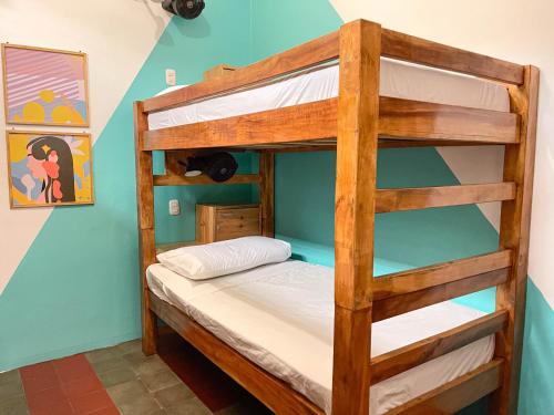 Una cama o camas en una habitación de Oasis Hostel