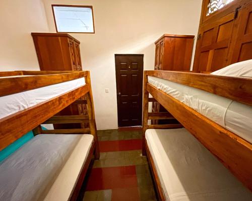 Una cama o camas en una habitación de Oasis Hostel