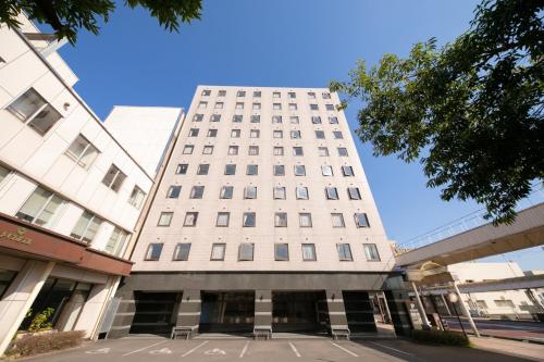 un edificio blanco alto con muchas ventanas en Main Hotel - Vacation STAY 85481v en Miyakonojō