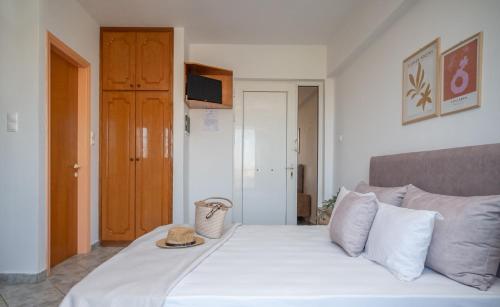 Кровать или кровати в номере Villa Spiros II Apartments & Studios 50m From Center 300m From Laganas Beach Ideal For Families And Groups