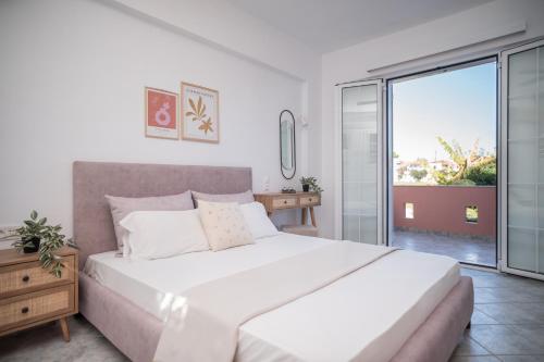 Кровать или кровати в номере Villa Spiros II Apartments & Studios 50m From Center 300m From Laganas Beach Ideal For Families And Groups